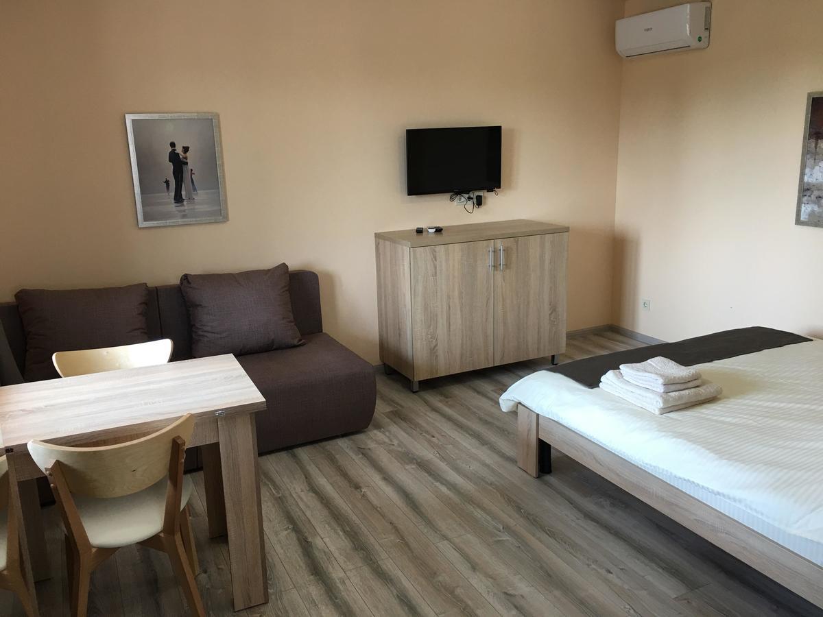 Vesyolaya Rochsha Hotel Dniprodzerzhynsk Bagian luar foto