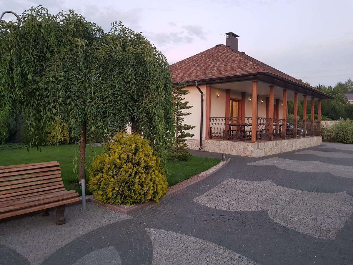 Vesyolaya Rochsha Hotel Dniprodzerzhynsk Bagian luar foto